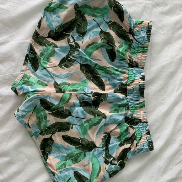 Short shorts - Picture 2 of 2